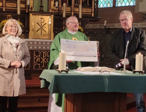 Bürgermeister Manfred Klasen übergibt Spendenscheck für Orgel-Sanierung in Lasel